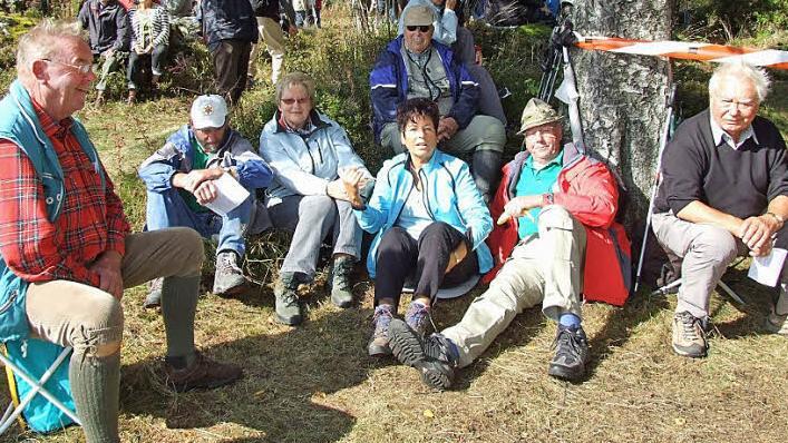 Die Wildfleckener Wandergruppe hat sich ihre Pause redlich verdient. Fotos: Marion Eckert
