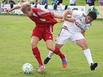 Dinis Ribeiro (rechts) traf zum Sander 2:2 in Großbardorf.