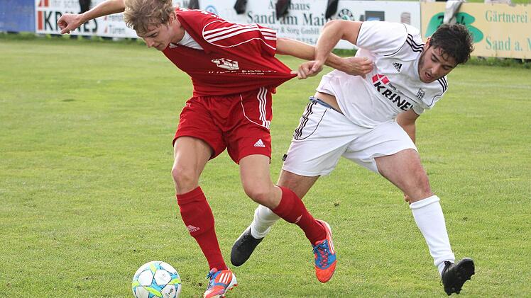 Dinis Ribeiro (rechts) traf zum Sander 2:2 in Großbardorf.
