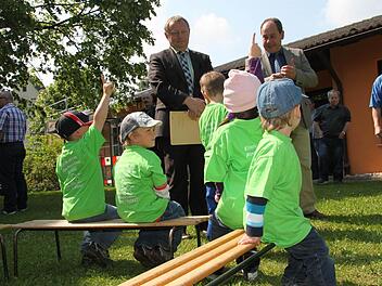 Die Kinder vom Abenteuerland melden sich eifrig, als Landrat Thomas Bold und Bürgermeister Manfred Emmert ihnen Fragen stellte. Vorher sangen sie ein schönes Ständchen. Fotos: Ulrike Müller