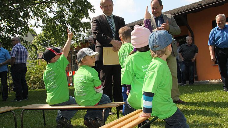 Die Kinder vom Abenteuerland melden sich eifrig, als Landrat Thomas Bold und Bürgermeister Manfred Emmert ihnen Fragen stellte. Vorher sangen sie ein schönes Ständchen. Fotos: Ulrike Müller