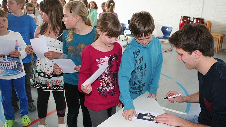 Zum Schluss gab Hornung Autogramme.