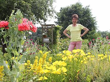 Helga Küspert ist stolz auf ihren blühenden Garten. Fotos: Jürgen Gärtner
