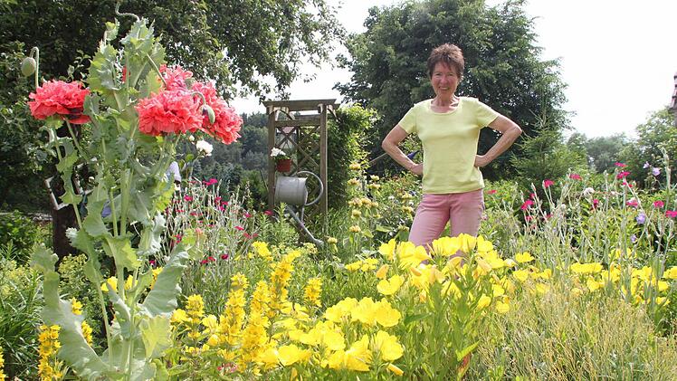 Helga Küspert ist stolz auf ihren blühenden Garten. Fotos: Jürgen Gärtner