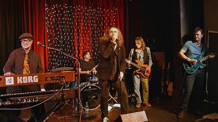 Die Doors-Tributeband "Light My Fire" kommt bereits seit fünf Jahren alljährlich am zweiten Weihnachtsfeiertag nach Haßfurt. Auch heuer heizten die Musiker (von links) Mad Bob, Tuncay Tercanli, Jerry James, Steve Hyde und Thomas Wenzel dem Publikum wieder ein.  Foto: Ulrike Langer
