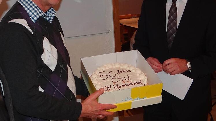 Der Landrat und Parteikollege Wilhelm Schneider kam nicht mit leeren Händen zur 50-Jahr-Feier der CSU Pfarrweisach. Er überreichte eine Geburtstagstorte. Mit im Bild sind Ludwig Biener (Mitte) und Markus Oppelt (links). Foto: Johanna Eckert