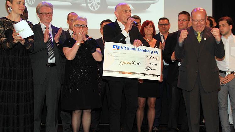 Schlussbild im Hallstadter Kulturboden: Robert Bartsch ballte als Projektleiter von "goolkids" beide Fäuste und jubelte emotional über den 6000 Euro-Scheck, den er von Wolfgang Heyder überreicht bekam. Alle Fotos: Bertram Wagner