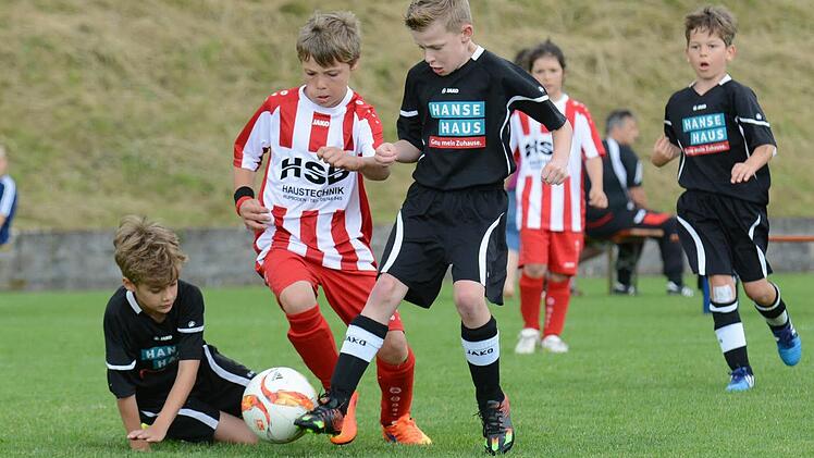 Stellvertretend für das hohe Engagement der Fußball-Jugend ist dieser Schnappschuss aus dem U-9-Spiel zwischen der SG Wartmannsroth/Gräfendorf und der DJK Schondra (dunkles Trikot). Foto: ssp