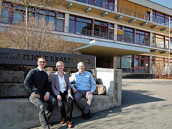 Realschuldirektor Torsten Stein (links) mit seinen Konrektoren Julia Waldner und Christian Schmitt  Foto: Sigismund von Dobschütz