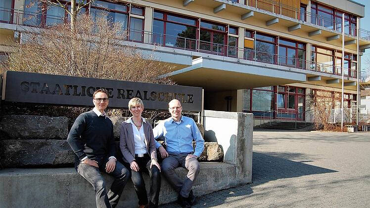 Realschuldirektor Torsten Stein (links) mit seinen Konrektoren Julia Waldner und Christian Schmitt  Foto: Sigismund von Dobschütz