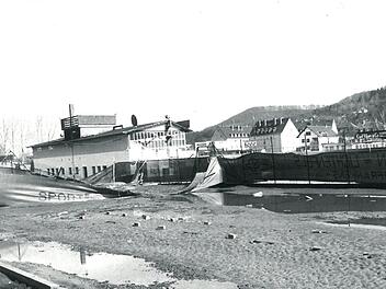 So sah es 1981 nach einem verheerenden Hochwasser im einstigen VfB-Stadion in Coburg aus.Foto: Tageblatt-Archiv/VfB-Archiv