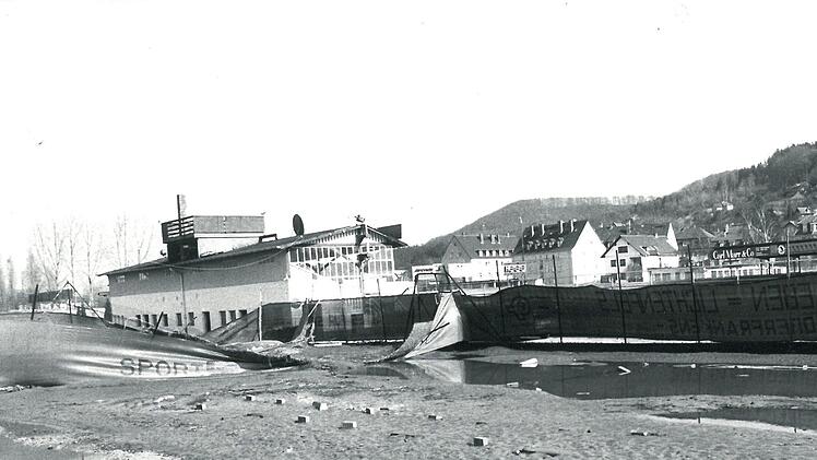 So sah es 1981 nach einem verheerenden Hochwasser im einstigen VfB-Stadion in Coburg aus.Foto: Tageblatt-Archiv/VfB-Archiv
