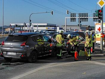 An der "Obi-Kreuzung" im Forchheimer S&uuml;den ist der Peugeot nahezu ungebremst auf den Renault gefahren.  Foto: Freiwillige Feuerwehr Forchheim