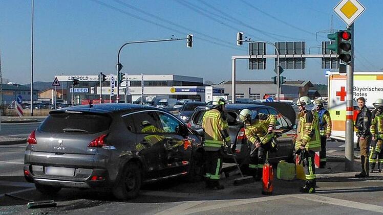 An der "Obi-Kreuzung" im Forchheimer S&uuml;den ist der Peugeot nahezu ungebremst auf den Renault gefahren.  Foto: Freiwillige Feuerwehr Forchheim