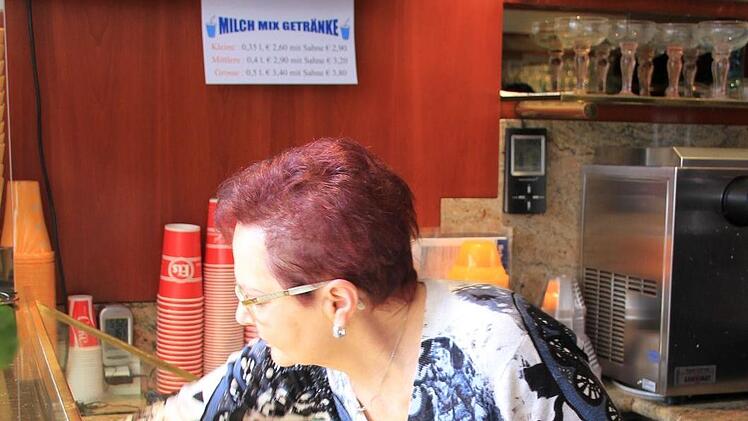 Ornella Marcon versorgt die G&auml;ste der "Panciera" mit leckerem Eis.Foto: Ulrike Nauer