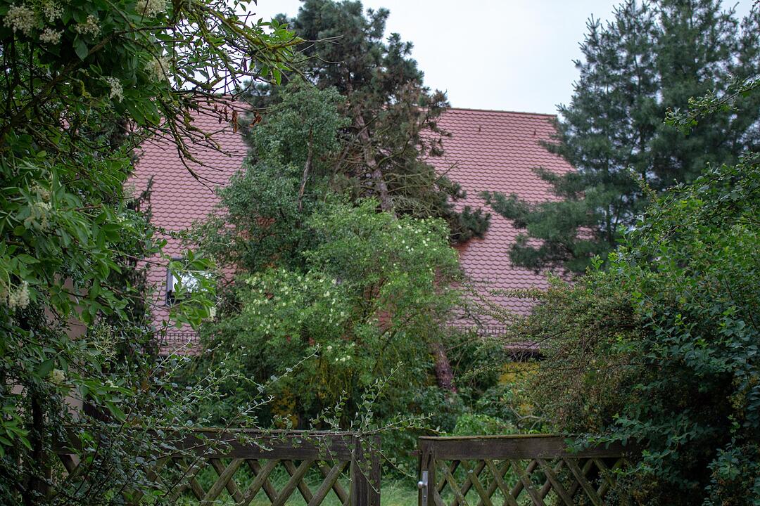 Mehrere zentimeterdicke Hagelkörner gehen in Franken nieder