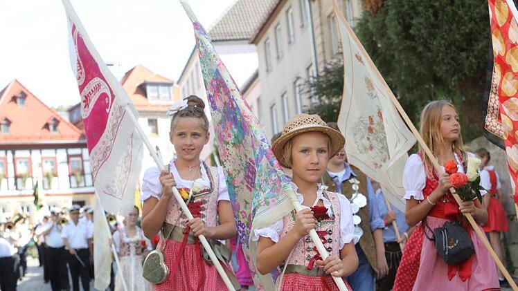 Vom Marktplatz aus machten sich die Kronacher Schützen und ihre Gäste auf den Weg zur Hofwiese. Foto: Barbara Herbst