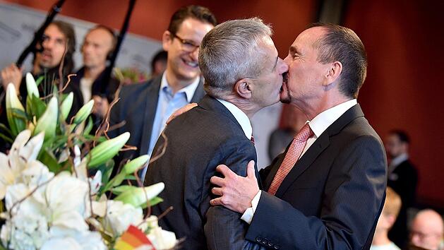 Bei der Gleichberechtigung von Homosexuellen hat sich laut Uferlos-Mitgliedern in den vergangenen Jahren viel getan. So d&uuml;rfen etwa gleichgeschlechtliche Paare seit 2017 standesamtlich heiraten. Doch viele haben noch immer mit Problemen zu k&auml;mpfen.  Symbolbild: Britta Pedersen/dpa