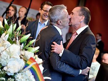 Bei der Gleichberechtigung von Homosexuellen hat sich laut Uferlos-Mitgliedern in den vergangenen Jahren viel getan. So d&uuml;rfen etwa gleichgeschlechtliche Paare seit 2017 standesamtlich heiraten. Doch viele haben noch immer mit Problemen zu k&auml;mpfen.  Symbolbild: Britta Pedersen/dpa