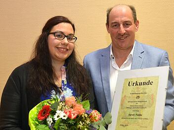 Für ihre 25-jährige Vereinsmitgliedschaft ehrte der Faschingsverein Fidelia - Reiterswiesen Sarah  Podda. Die Urkunde überreichte ihr Vorsitzender Matthias Bühner.Peter Rauch