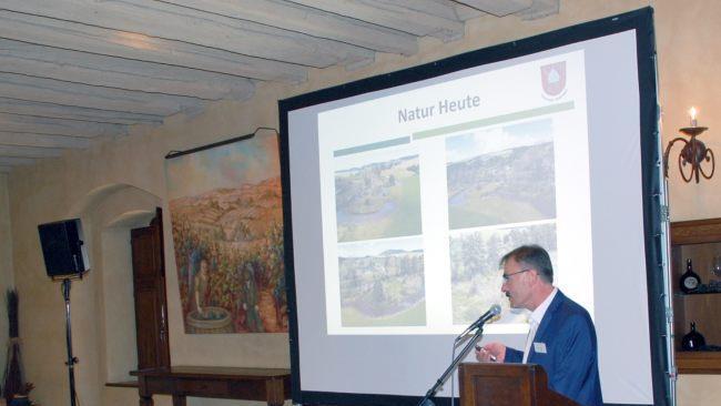 Bürgermeister Harald Hofmann aus  Nüdlingen stellet die erfolgreich umgesetzten Maßnahmen in seiner Gemeinde vor.  Axel Bauer