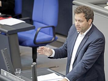 Lars Klingbeil bei einer Rede im Bundestag  Foto: Tobias Koch