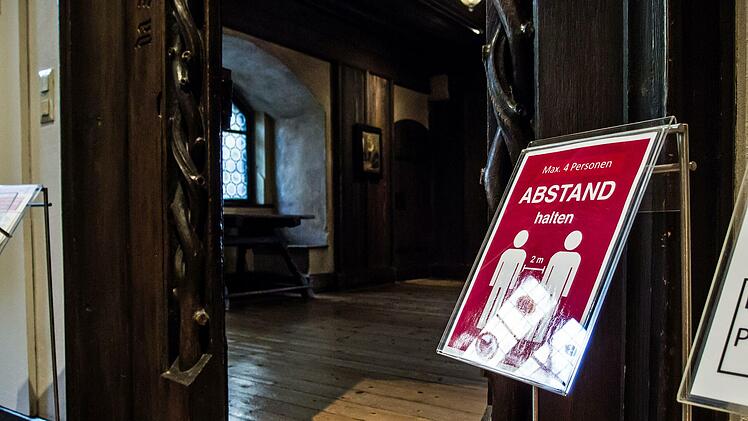 Beim Besuch in den Kunstsammlungen der Veste Coburg die Abstandsregel strikt einzuhalten.Foto: Jochen Berger