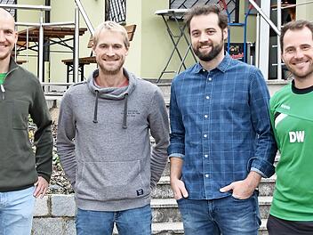 Der FC Wacker hat eine neue Vereinsführung gewählt; das Bild zeigt von links Zweiten Vorsitzenden Jonas Weilbach, Vorsitzenden Alexander von Stetten, Dritten Vorsitzenden Christoph Weihrich und Spielleiter Daniel Weihmann.