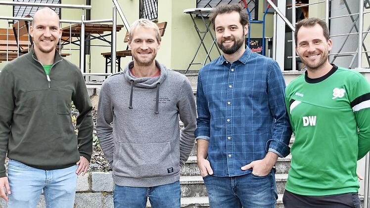 Der FC Wacker hat eine neue Vereinsführung gewählt; das Bild zeigt von links Zweiten Vorsitzenden Jonas Weilbach, Vorsitzenden Alexander von Stetten, Dritten Vorsitzenden Christoph Weihrich und Spielleiter Daniel Weihmann.