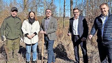 Forstarbeiter Johann Derewjankin (v. li.), stellvertretende Geschäftsleiterin Sabrina Schäfer, Bürgermeister Harald Hofmann sowie Jürgen Wagenpfahl und Michael Hein (beide Raiffeisenbank) freuen sich über die Aufforstung.