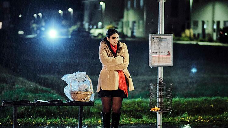 Nelly Schlüter (Bayan Layla) ist eine junge, attraktive und sympathische Frau. Warum fühlt sie sich dennoch unendlich einsam? Der "Tatort: Überlebe wenigstens bis morgen" ist eine subtile Studie zum Thema "junge Einsamkeit" in Zeiten von Social Media und Rückzug ins Private.