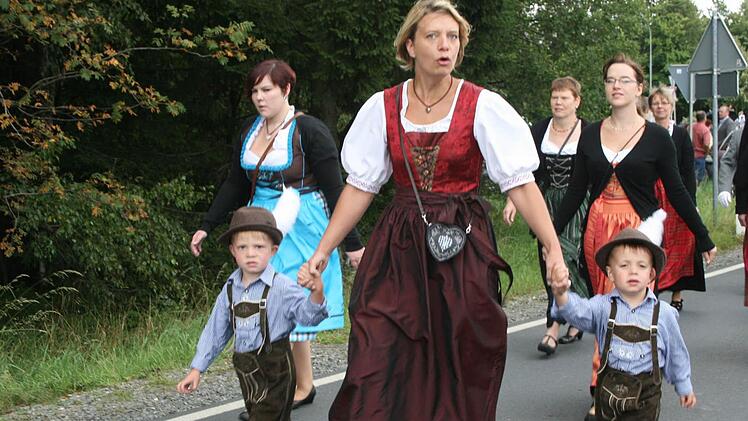 Auch der Nachwuchs war beim Schützenauszug in Steinbach am Wald präsent. Im Bild: Moritz und Florian Neubauer mit ihrer Mutter Kathrin.
