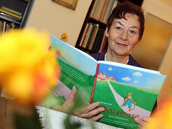 Wiltrud Weltzer liest aus ihrem Kinderbuch. Foto: Matthias Hoch