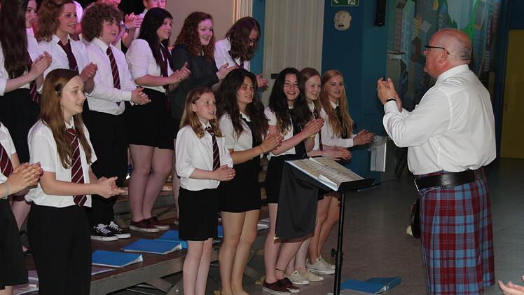 Mit viel Humor, aber auch Resolutheit leitete Malcom Dowie den Chor und führte durchs Programm.