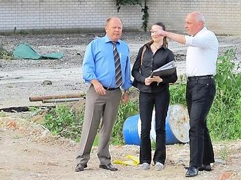 Werner Massak und Assistentin Saskia Gottschall (von links) auf dem Gelände der Marktscheune mit Bürgermeister Markus Zirkel Foto: Bönisch