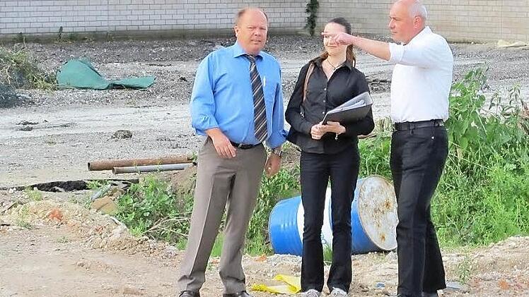 Werner Massak und Assistentin Saskia Gottschall (von links) auf dem Gelände der Marktscheune mit Bürgermeister Markus Zirkel Foto: Bönisch