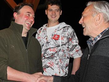 Bei Michael Pöhnlein (links) kannte die Freude keine Grenzen. Er nahm zahlreiche Glückwünsche entgegen. Fotos: Veronika Schadeck