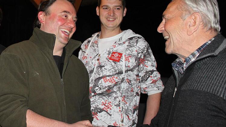 Bei Michael Pöhnlein (links) kannte die Freude keine Grenzen. Er nahm zahlreiche Glückwünsche entgegen. Fotos: Veronika Schadeck