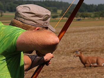 Das Ziel fest im Visier: Stefan Heil legte mit seinem Langbogen auf eine Tierfigur auf dem Feld an. Foto: Gerd Schaar