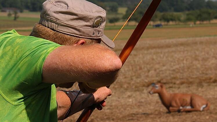 Das Ziel fest im Visier: Stefan Heil legte mit seinem Langbogen auf eine Tierfigur auf dem Feld an. Foto: Gerd Schaar
