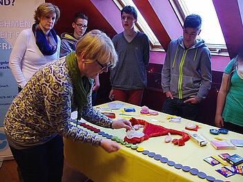 Christine Wich von der Schwangerenberatung Kronach klärt die Achtklässler der Mittelschule Kronach über Verhütungsmethoden auf. Mit im Bild ist (hinten links) Klassenleiterin Simone Zimmerer.  Foto: Heike Schülein