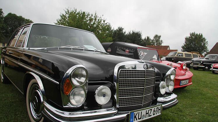 Der schwarze Mercedes 300 SEL Automatik, ein Direktionsfahrzeug, Baujahr 1969 - 170 PS stark. Foto: Sonja Adam