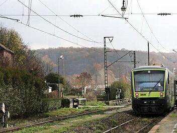 Einsteigen am Creidlitzer Bahnhof. Der Haltepunkt liegt direkt am Übergang. Das führt mit dazu, dass die Schranken dort immer relativ lange geschlossen sind. Deshalb soll eine Unterführung gebaut werden. Foto: Simone Bastian