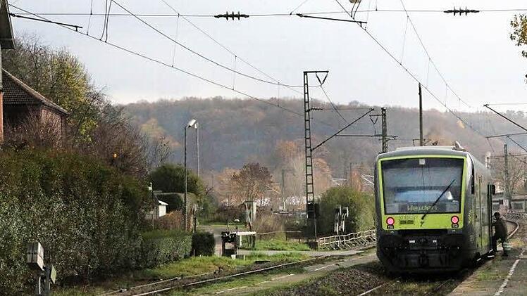 Einsteigen am Creidlitzer Bahnhof. Der Haltepunkt liegt direkt am Übergang. Das führt mit dazu, dass die Schranken dort immer relativ lange geschlossen sind. Deshalb soll eine Unterführung gebaut werden. Foto: Simone Bastian