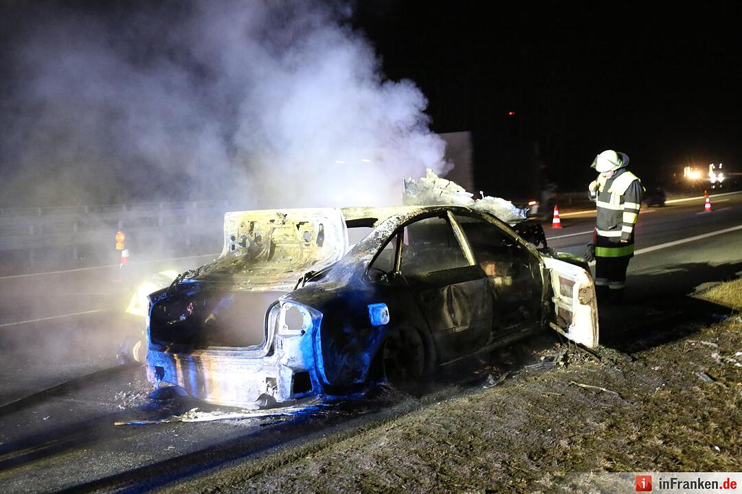 Pkw geht auf der A9 in Flammen auf