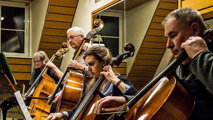 Mit dem Orchester der Musikfreunde Neustadt und der Solistin Hanna Pyrozhkova probt Hans Stähli das Cellokonzert von Jacques Offenbach.Foto: Jochen Berger