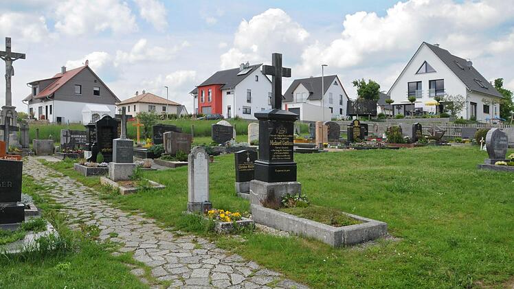 Der Weg auf dem Friedhof in Hetzles ist in einem schlechten Zustand  und muss dringend saniert  werden. Auf dem freien  Gelände (rechts) soll ein  Urnengrabfeld entstehen.      Foto: Karl Heinz Wirth