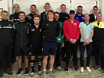 Unser Bild zeigt (hinten, von links) Marius Kubo (Prüfungskomission), Dominik Müller (TSV Wollbach), Julian Enders (SG Oberleichtersbach), Patrick Bub, Patrick Shabou (beide MSV Modlos) und Patrick Hahn (FSV Schönderling) sowie (vorne, von links) Michael Kotterba (Prüfungskomission), Stefan Gerndt (TSV Oberthulba), Maximilian Rottenberger (TSV Wollbach), Christian Zirkelbach (SG Oberleichtersbach), Michel Henkel (SV Riedenberg), Marcel Zimmermann (DJK Schondra), Sebastian Pollithy, Pawel Pawl...