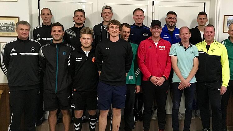 Unser Bild zeigt (hinten, von links) Marius Kubo (Prüfungskomission), Dominik Müller (TSV Wollbach), Julian Enders (SG Oberleichtersbach), Patrick Bub, Patrick Shabou (beide MSV Modlos) und Patrick Hahn (FSV Schönderling) sowie (vorne, von links) Michael Kotterba (Prüfungskomission), Stefan Gerndt (TSV Oberthulba), Maximilian Rottenberger (TSV Wollbach), Christian Zirkelbach (SG Oberleichtersbach), Michel Henkel (SV Riedenberg), Marcel Zimmermann (DJK Schondra), Sebastian Pollithy, Pawel Pawl...