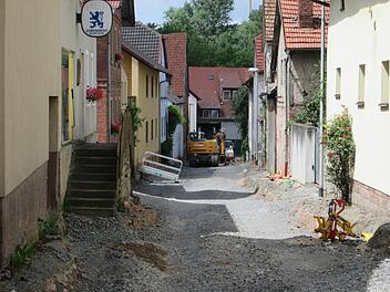 Die Bauarbeiten in der Langendorfer Wirtsstraße sind im Gange. An der Einmündung des "Glücklersgasse" bleibt es bei einem Pflasterbelag. Foto: Winfried Ehling